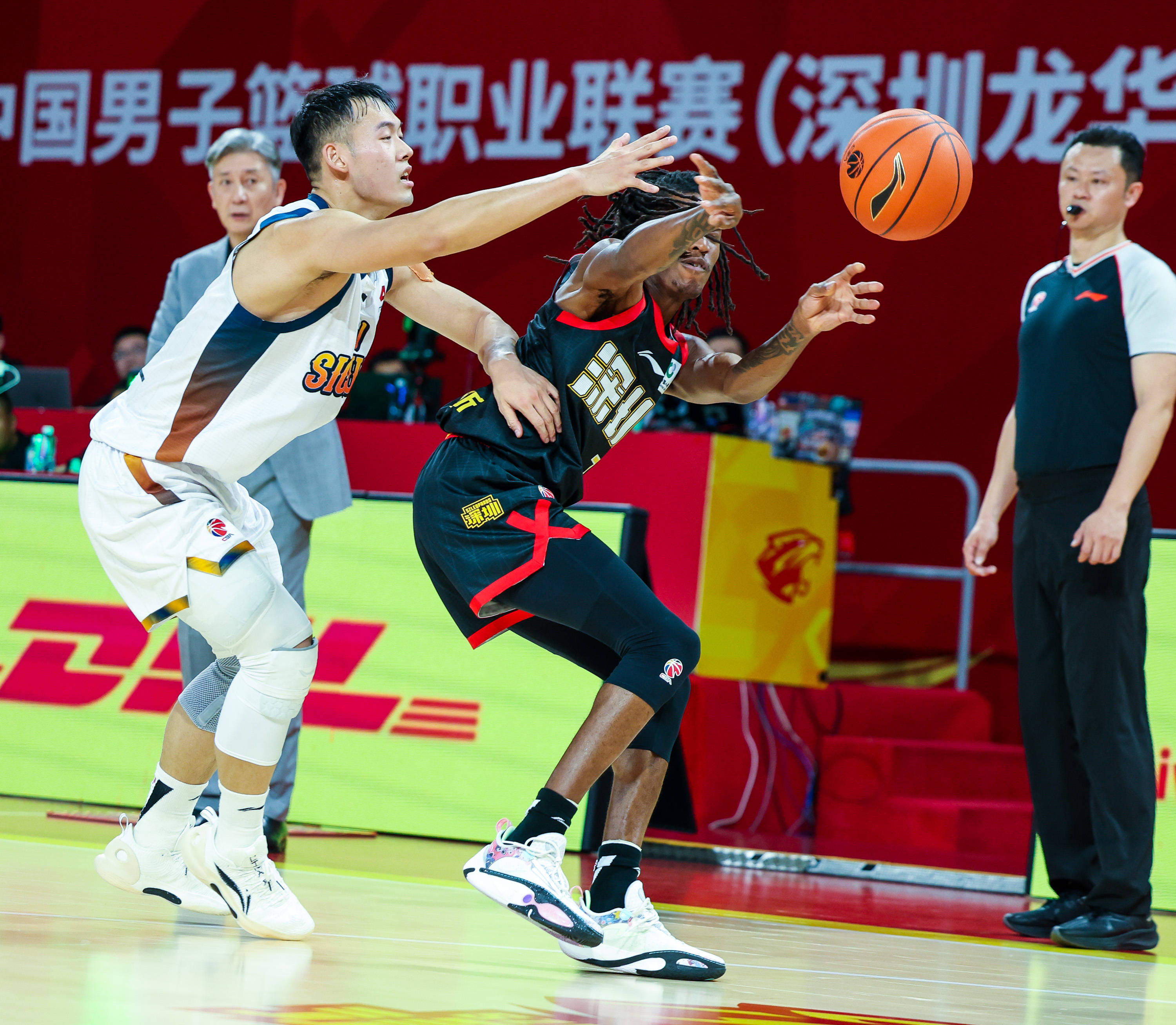 皇家社会迎欧冠关键赛本菲卡手感冰凉备战CBA季后赛，现场解说直呼：今晨深圳男篮豪取连胜的简单介绍